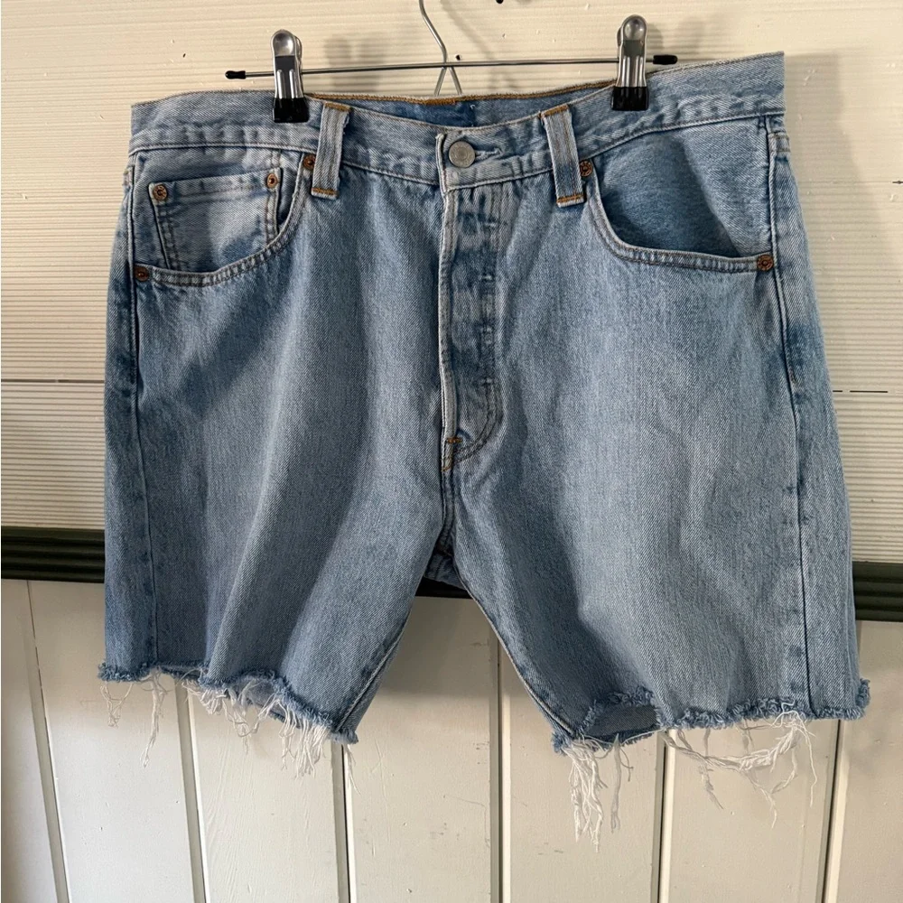 Vintage Levi's shorts 501, Light Blue Frayed Hem Jean 34 - Picture 4 of 4